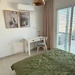 Too Coool 2 Bedroom Ellia Apartment *